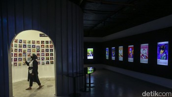 Pengunjung melihat pameran bertajuk Non-Fungible Token (NFT) digital art di NFTone Gallery, Jakarta, Rabu (31/5/2023).