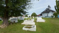 Antara bangunan lorong dan bangunan utama, di pisahkan oleh parit yang mengelillingi bangunan utama. Di dalam bangunan utama ini, anda akan menemukan ruangan yang dulunya difungsikan sebagai penjara di sisi kanan dan di sisi kiri. Kedua penjara ini dipisahkan oleh pintu besi. (Adek Berry/AFP via Getty Images)  