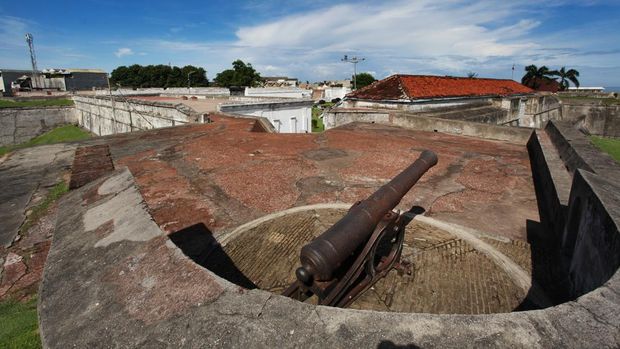 Menjelajahi Jejak Peninggalan Inggris di Bengkulu This aerial photo shows the Fort Marlborough, built between 1713-1719 by the British East India Company, in Bengkulu on May 2, 2021. (Photo by ADEK BERRY / AFP) (Photo by ADEK BERRY/AFP via Getty Images)