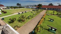 Ketika memasuki pintu, kita akan memasuki tempat berupa lorong dimana pada lorong ini terdapat 4 buah pemakaman yang bertuliskan George Shaw (1704), Richard Watts Esg (1705), Kames Cune (1737) dan terakhir Henr Stirling (1774), dua diantaranya berasal dari zaman benteng York. (Adek Berry/AFP via Getty Images)  