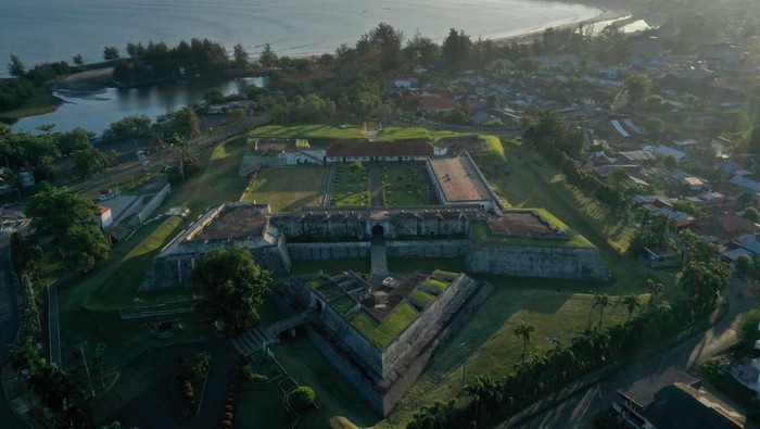 Menjelajahi Jejak Peninggalan Inggris di Bengkulu This aerial photo shows the Fort Marlborough, built between 1713-1719 by the British East India Company, in Bengkulu on May 2, 2021. (Photo by ADEK BERRY / AFP) (Photo by ADEK BERRY/AFP via Getty Images)