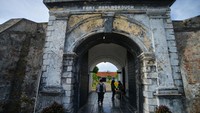Wisatawan mengunjungi Benteng Marlborough di Kota Bengkulu, Provinsi Bengkulu, Sabtu (27/5/2023). (ANTARA FOTO/Iggoy el Fitra)  