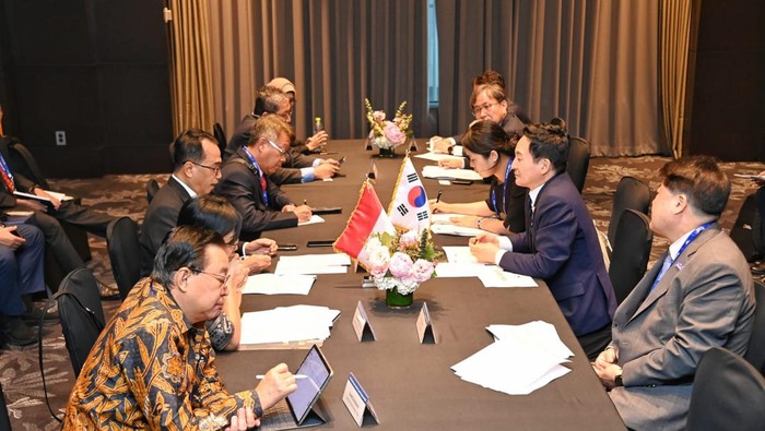 Menteri Perhubungan Budi Karya Sumadi melakukan pertemuan bilateral dengan Menteri Pertanahan, Infrastruktur dan Transportasi Korea Selatan  Hee-Ryong Won di Seoul