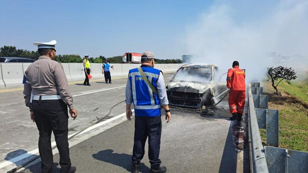 Mobil terbakar di Tol Surabaya-Mojokerto.