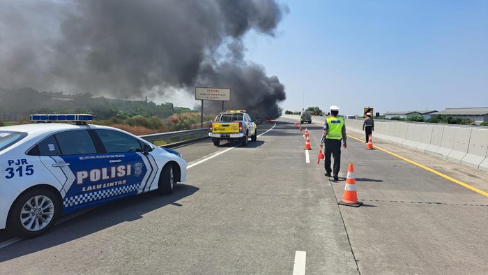 Mobil terbakar di Tol Surabaya-Mojokerto.