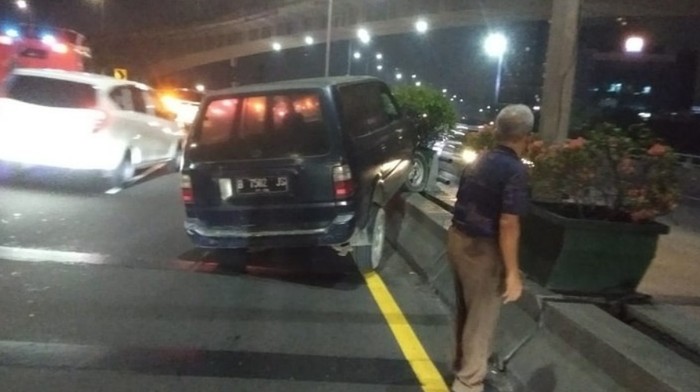 Mobil tersangkut ke pembatas jalan di ruas Km 01 Tol Wiyoto Wiyono, Rabu (31/5/2023) malam.