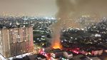 Momen Api Ludeskan Gudang Triplek di Pondok Bambu