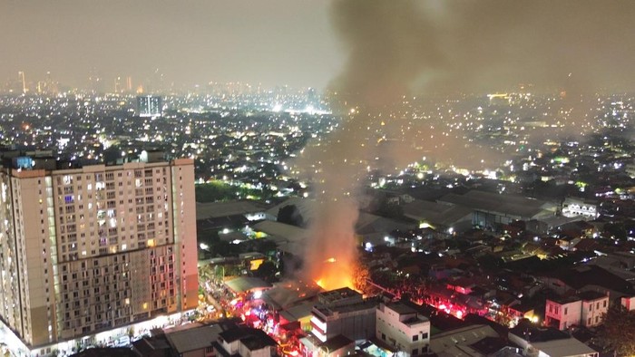Foto udara kebakaran gudang triplek di Pondok Bambu, Jakarta Timur, Selasa (30/5/2023). Menurut petugas, kebakaran terjadi pada 20.35 WIB dan 22 unit mobil pemadam kebakaran dikerahkan untuk memadamkan api yang penyebabnya masih dalam penyelidikan. ANTARA FOTO/ Fakhri Hermansyah/hp.