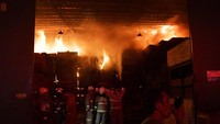 Sejumlah petugas pemadam kebakaran memadamkan api pada kebakaran gudang triplek di Pondok Bambu, Jakarta Timur, Selasa (30/5/2023). 