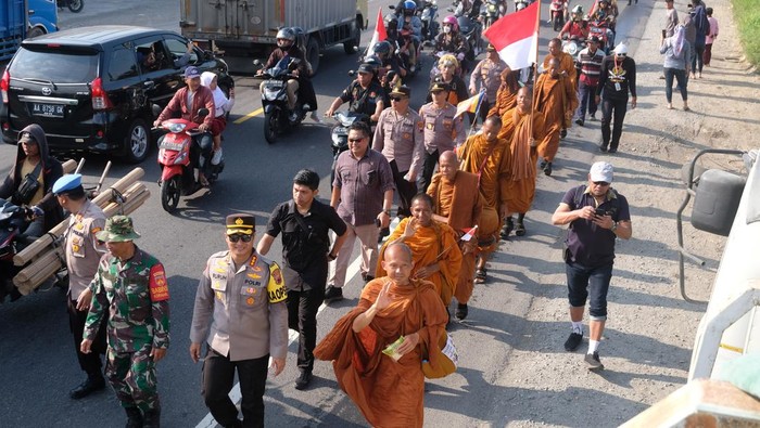 Momen Biksu Thudong Akhirnya Sampai Magelang Sejumlah biksu peserta ritual Thudong menyapa warga yang menyambut di pinggir jalan raya kota Magelang, Jawa Tengah, Selasa (30/5/2023). Sebanyak 32 biksu dari Thailand akan bermalam di klenteng Liong Hok Bio Magelang dan akan melakukan ritual Pindapata sebelum melanjutkan perjalanan rute terakhir menuju Candi Borobudur.. ANTARA FOTO/Anis Efizudin/hp.