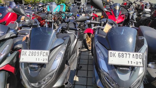 Dua motor bernomor polisi DK-2809-FCN dan DK-6977-ADQ disita polisi, Rabu (31/5/2023). Dua  motor ini dikendarai oleh dua warga Rusia dan terjaring razia Polsek Denpasar Selatan.