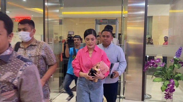 Nindy Ayunda tiba di Bareskrim Polri, Rabu (31/5/2023).