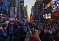 Potret 10 Kota Terbaik 2024   Para Pemburu Cahaya Emas Manhattanhenge Di New York 4 