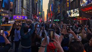 Para Pemburu Cahaya Emas Manhattanhenge di New York