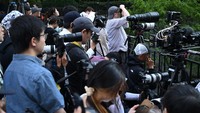 Orang-orang ramai mengabadikan fenomena Manhattanhenge dengan kamera dan juga ponsel mereka.  