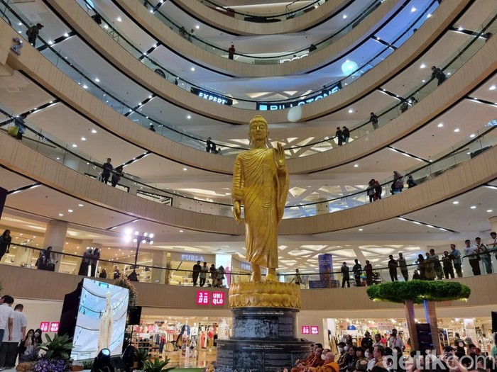 patung buddha di tunjungan plaza dapat rekor muri