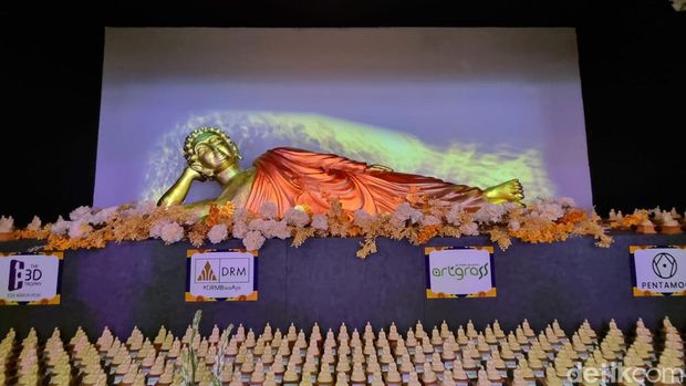 patung buddha di tunjungan plaza dapat rekor muri