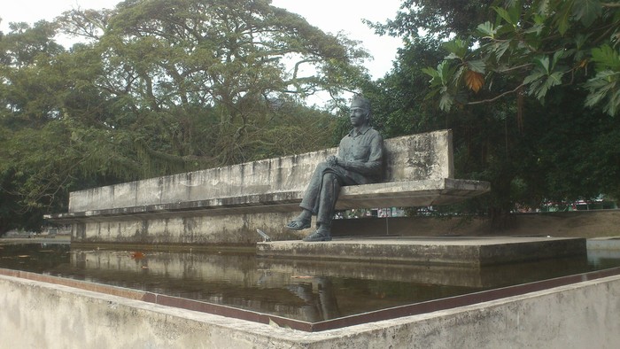 Patung Soekarno di pengasingan, Ende, Flores.