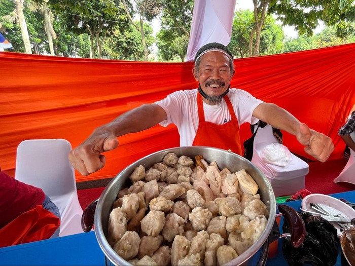 Pedagang somay dapat bonus dari BRI