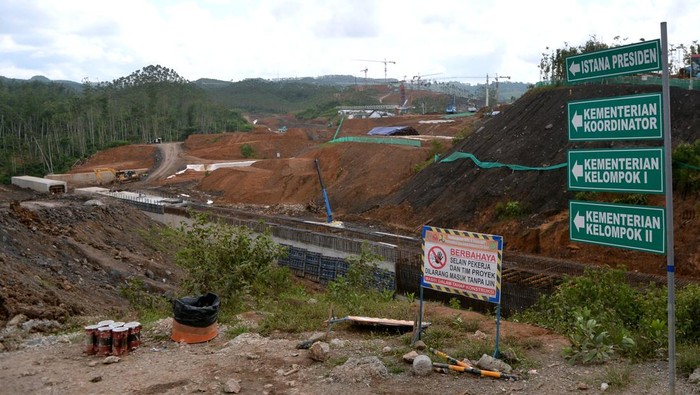 Suasana proyek pembangunan di Kawasan Inti Pusat Pemerintahan (KIPP) Ibu Kota Negara (IKN) Nusantara, Kabupaten Penajam Paser Utara, Kalimantan Timur, Selasa (30/5/2023). Progres pembangunan IKN Nusantara secara keseluruhan hingga saat ini telah mencapai 29,45 persen. ANTARA FOTO/Fikri Yusuf/hp.