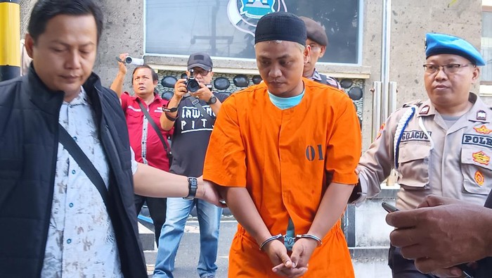Pemilik angkringan, Ismail, di Mapolsek Kuta, Rabu (31/5/2023). Ismail mencuri uang jutaan rupiah milik warga India.