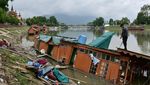 Penampakan Tenggelamnya Rumah Perahu di Kashmir