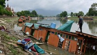 Penampakan Rumah Perahu yang tenggelam di Kashmir, India, Selasa (30/5/2023).