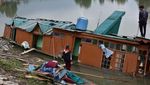 Penampakan Tenggelamnya Rumah Perahu di Kashmir