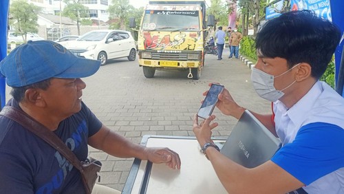Tarwiono (63) saat mendaftar untuk dapat QR code di Help Desk SPBU Pertamina 54.801.06, Jalan Bypass Ngurah Rai, Denpasar, Bali, Rabu (25/1/2023).