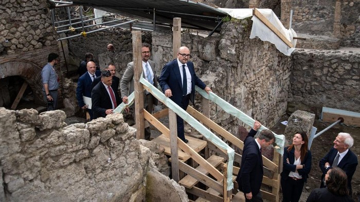 Arkeologi Baru Regio IX dalam proyek besar di Pompeii, Italia ditemukan. Penemuan tersebut berupa dua bilik lukisan yang mempunyai pemandangan dari mitos berbeda.