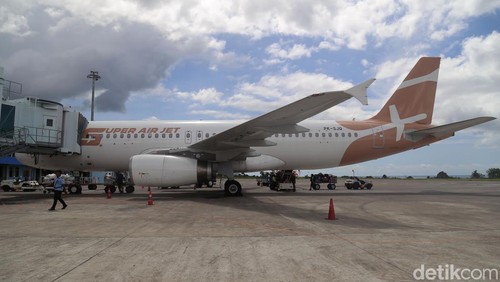 Pesawat Super AirJet disambut tradisi  water salute setibanya di Bandara Sultan Babullah, Ternate, Maluku Utara, Rabu (31/5/2023). Maskapai penerbangan Super Air Jetresmi membuka penerbangan perdana rute Ternate-Makassar-Jakarta pada 31 Mei 2023 untuk memperkenalkan potensi wisata dan mempercepat pemulihan pariwisata di Ternate. ANTARA FOTO/Andri Saputra/rwa.