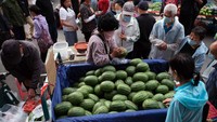 Sejumlah warga antre di salah satu penjual semangka di pasar yang terletak di Shenyang, China, Rabu (31/5/2023).