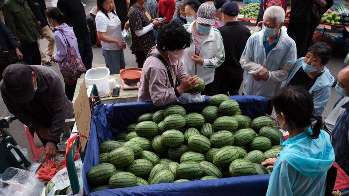 Kala musim panas melanda di China. Penjualan buah semangka pun meningkat di kala musim panas.