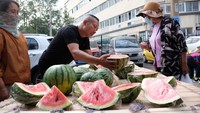 Buah semangka menjadi pilihan warga China untuk menjadi makanan penyegar di kala musim panas.