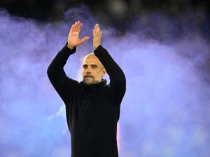 Pedihnya Sir Alex Serahkan Trofi Manajer Terbaik pada Guardiola