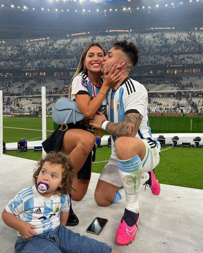 Sebagai WAGs, kehadiran Agustina sering mencuri perhatian. Gayanya pun jadi sorotan ketika mendukung Martinez di Piala Dunia Qatar 2022 di mana tim Argentina memenangkannya. Agustina Gandolfo juga kerap membawa anak perempuan mereka, Nina Martinez.Foto: Instagram