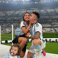 Sebagai WAGs, kehadiran Agustina sering mencuri perhatian. Gayanya pun jadi sorotan ketika mendukung Martinez di Piala Dunia Qatar 2022 di mana tim Argentina memenangkannya. Agustina Gandolfo juga kerap membawa anak perempuan mereka, Nina Martinez.Foto: Instagram