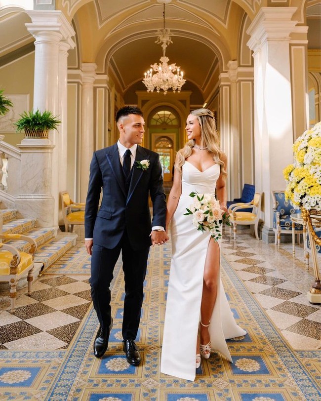 Saat akad nikah, Agustina terlihat menawan dengan tube gown berwarna putih berbelahan tinggi. Sedangkan suaminya memakai setelan serba hitam dengan aksen biru pada bagian lapel keluaran Dolce & Gabbana. Keduanya tampak serasi.Foto: Instagram