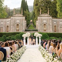 Lautaro Martinez menikahi wanita yang sudah memberinya satu orang putri tersebut di Danau Como. Hari bahagia mereka dihadiri oleh orang-orang tercinta, termasuk rekan-rekan Martinez.Foto: Instagram