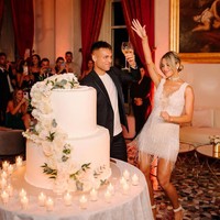 Ketika pesta resepsi, wanita yang dikenal sebagai model dan selebgram tersebut menggunakan dress lain yang lebih pendek dan beraksen rumbai. Sementara Martinez mengganti dalamannya dengan kaus putih.Foto: Instagram