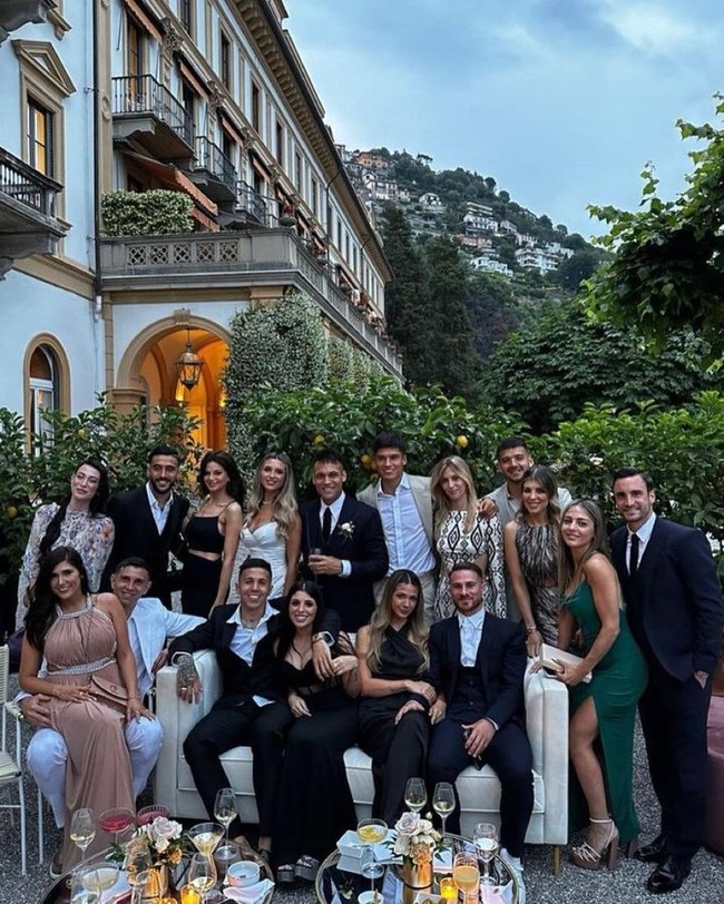 Begini potret para tamu undangan yang menjadi saksi hari bahagia Lautaro Martinez, termasuk Emi Martinez, Enzo Fernandez, dan Alexis Mac Allister. Selain mereka, Achraf Hakimi juga tampak menghadiri pesta.Foto: Instagram