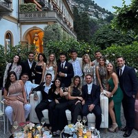 Begini potret para tamu undangan yang menjadi saksi hari bahagia Lautaro Martinez, termasuk Emi Martinez, Enzo Fernandez, dan Alexis Mac Allister. Selain mereka, Achraf Hakimi juga tampak menghadiri pesta.Foto: Instagram