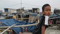Kawasan ini padat dengan rumah-rumah nelayan yang kebanyakan sebagai pengupas kerang hijau.  