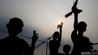 Di dekat tanggul terdapat aktivitas belah kapal yang posisi cranenya berada di pinggir tanggul sehingga berbahaya untuk anak jika bermain di lokasi tersebut.  
