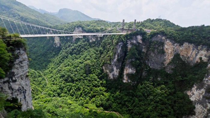 Grand Canyon Zhangjiajie terletak di Provinsi Hunan, China. Wisata alam ini dikenal dengan jembatan kaca yang dikelilingi oleh pemandangan yang menakjubkan.