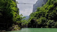 Jembatan Kaca Grand Canyon Zhangjiajie dibuka pada tahun 2016. Membentang 430 meter di atas lembah sedalam 300 meter di antara dua tebing di Taman Zhangjiajie, jembatan ini seperti di film fiksi ilmiah Avatar.