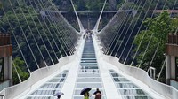 Grand Canyon Zhangjiajie ini dikenal dengan jembatan kacanya yang hits.