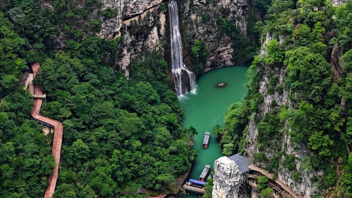 Grand Canyon Zhangjiajie terletak di Provinsi Hunan, China. Wisata alam ini dikenal dengan jembatan kaca yang dikelilingi oleh pemandangan yang menakjubkan.