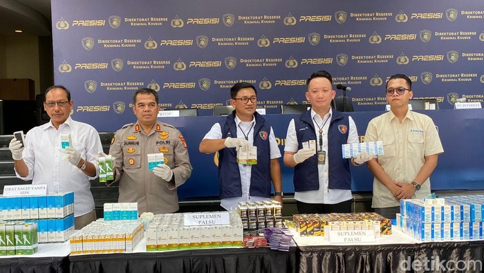 Polda Metro Jaya membongkar peredaran obat-obatan palsu yang dijual di e-commerce.