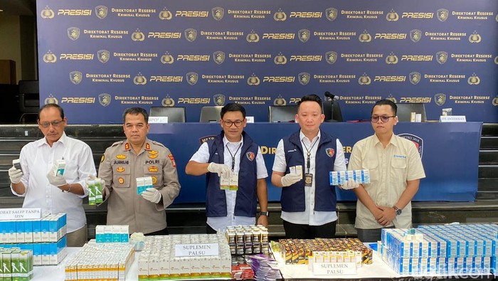 Polda Metro Jaya membongkar peredaran obat-obatan palsu yang dijual di e-commerce.